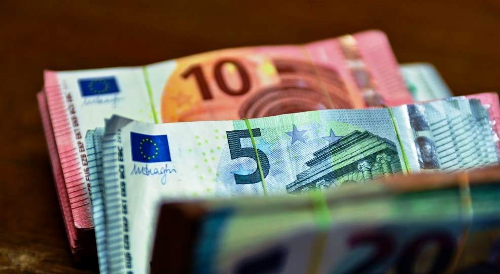 Euro serish sot ne renie, vijon ne nivelet e minimumit historik